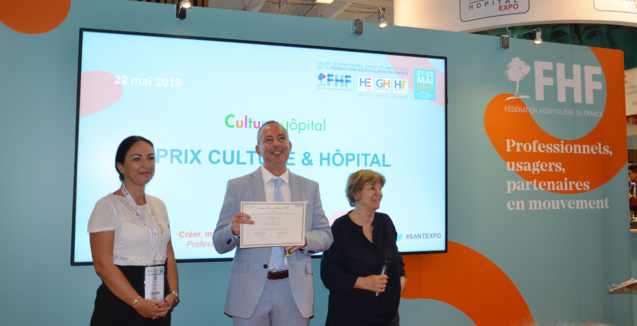 Lionel Calenge, directeur général du CHU, fier d'avoir reçu ce trophée