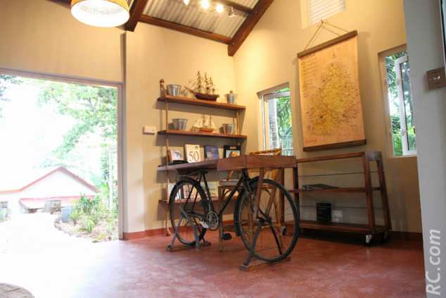 A l’accueil, un petit bureau posé sur un vieux vélo pour vous transporter dans l’île Maurice « lontan »