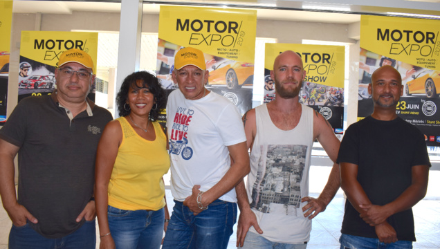 Laurent, animateur du salon, Christine Tan-Hoo et Guy Frensois, de Tienbooo Communications, Pierre Thierry et Tony Deriemacker, les cascadeurs moto