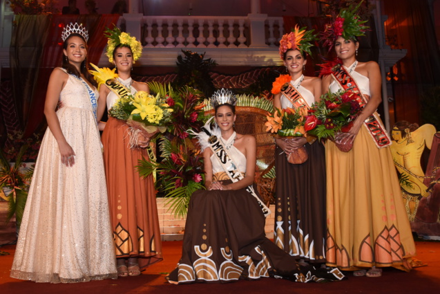 Matahari Bousquet entourée de ses dauphines et de Vaimalama Chaves, Miss France 2019
