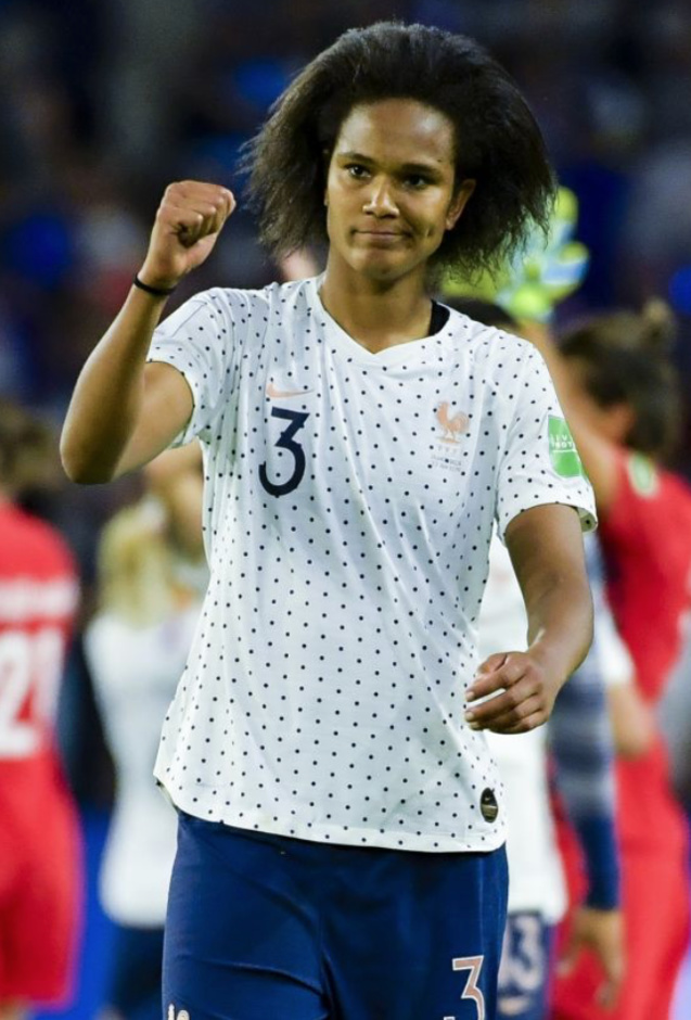 29 000 euros par mois pour Wendie Renard avec Lyon. En équipe de France, lors de ce Mondial, elle a marqué un but contre son camp et fait plusieurs erreurs en défense...