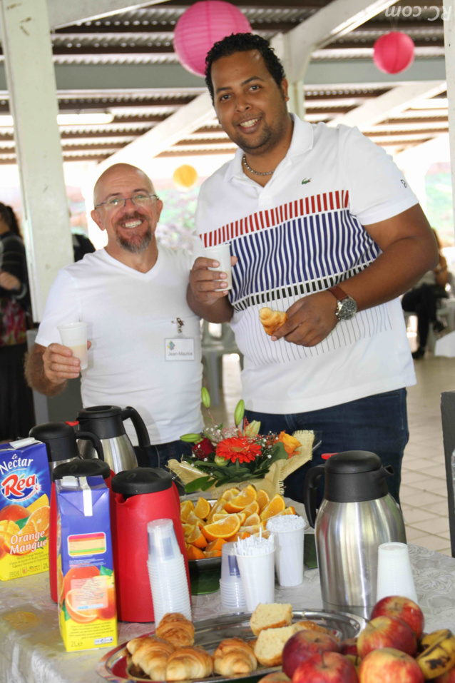 L’accueil pour le petit déjeuner, avec un Jean-Maurice tout sourire, aux côtés d’un de ses collègues de Destination Sud Réunion L’accueil pour le petit déjeuner, avec un Jean-Maurice tout sourire, aux côtés d’un de ses collègues de Destination Sud Réunion