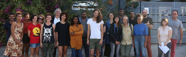 Les lauréats du DNSEP, avec les membres du jury, les professeurs, la directrice de l'ESA Réunion, et la directrice des études