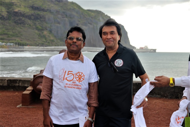 Balade en vélo pour fêter l'anniversaire de la naissance de Mahatma Gandhi Balade en vélo pour fêter l'anniversaire de la naissance de Mahatma Gandhi