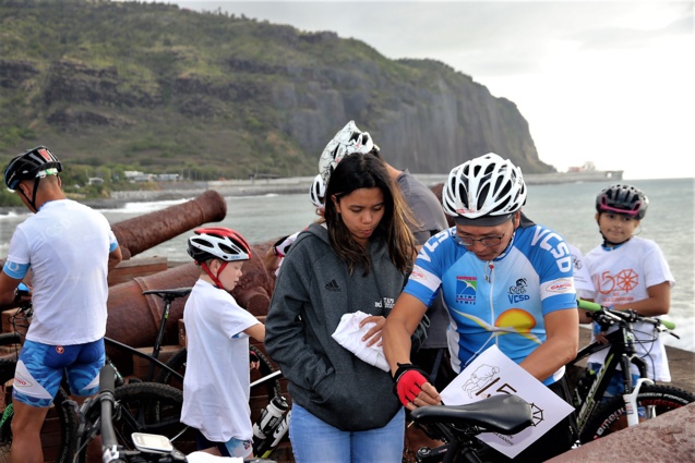 Balade en vélo pour fêter l'anniversaire de la naissance de Mahatma Gandhi Balade en vélo pour fêter l'anniversaire de la naissance de Mahatma Gandhi