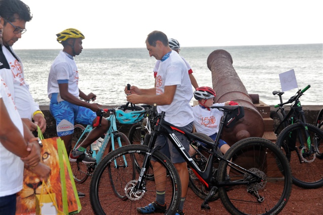 Balade en vélo pour fêter l'anniversaire de la naissance de Mahatma Gandhi
