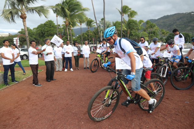 Balade en vélo pour fêter l'anniversaire de la naissance de Mahatma Gandhi Balade en vélo pour fêter l'anniversaire de la naissance de Mahatma Gandhi