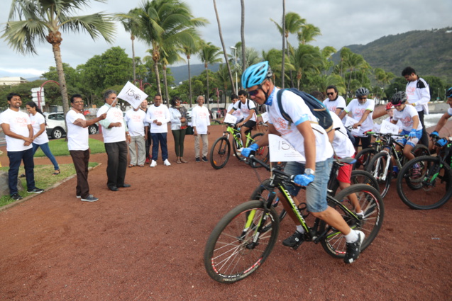 Balade en vélo pour fêter l'anniversaire de la naissance de Mahatma Gandhi