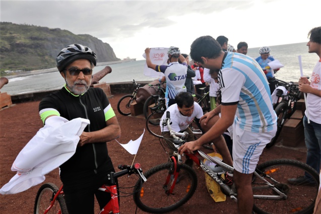 Balade en vélo pour fêter l'anniversaire de la naissance de Mahatma Gandhi