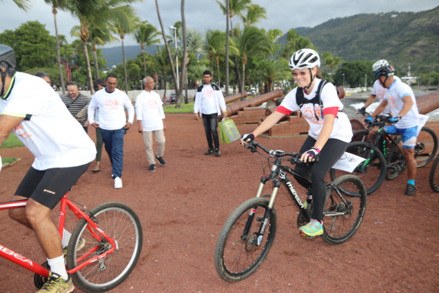 Balade en vélo pour fêter l'anniversaire de la naissance de Mahatma Gandhi