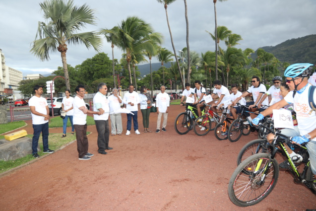 Balade en vélo pour fêter l'anniversaire de la naissance de Mahatma Gandhi