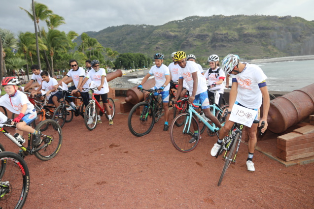 Balade en vélo pour fêter l'anniversaire de la naissance de Mahatma Gandhi Balade en vélo pour fêter l'anniversaire de la naissance de Mahatma Gandhi