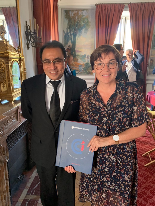 Le président de la CCI réunion, Ibrahim Patel, a remis la motion des transporteurs à la Ministre Le président de la CCI réunion, Ibrahim Patel, a remis la motion des transporteurs à la Ministre