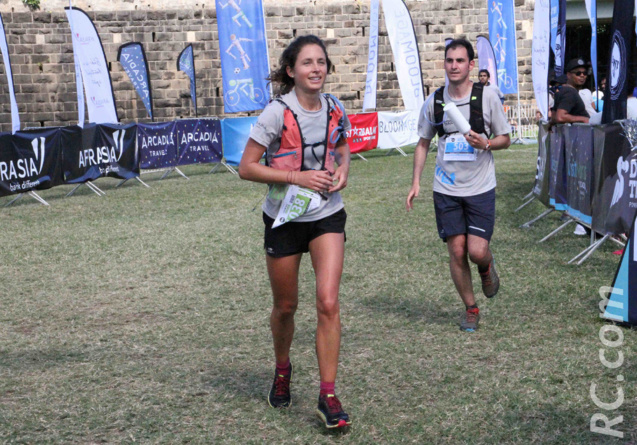 Elle est Française et s'est installée dans l'île-sœur en septembre 2018. Elle a gagné les 25km du Dodo Trail haut la main, avec un temps de 3h 37'59'', pousuivant ainsi sur sa bonne lancée, car entre temps elle est montée à plusieurs reprises sur le podium. En exemple on peut citer sa victoire au Moka Trail sur 15 km, en octobre dernier. Originaire de la région Niçoise, Léa Cavelier travaille dans une entreprise de construction de bâtiments du côté de Flic en Flac. Non-licenciée, elle courait à ses débuts pour le fun, mais depuis son arrivée à l'île Maurice, sa pratique de la course à pied a pris un autre virage : elle s'est prise au jeu et bientôt elle sera sur un 47km, à l'UTRB. Pour sûr que les observateurs ne la perdront pas de vue...