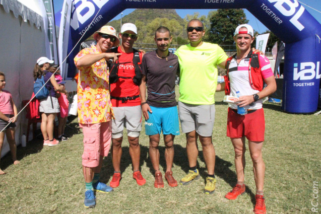Les champions félicités par Jérôme Désiré et Roy Rouget, l'un des piliers du Dodo Trail version IBL