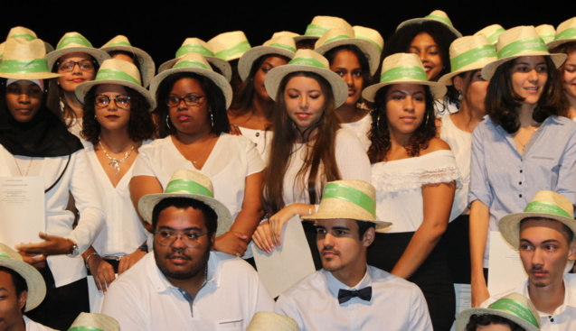 Remise de diplômes UFR Sciences et Technologies au Téat Champ Fleuri Remise de diplômes UFR Sciences et Technologies au Téat Champ Fleuri
