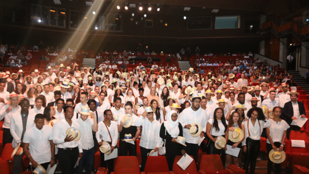 Remise de diplômes UFR Sciences et Technologies au Téat Champ Fleuri Remise de diplômes UFR Sciences et Technologies au Téat Champ Fleuri