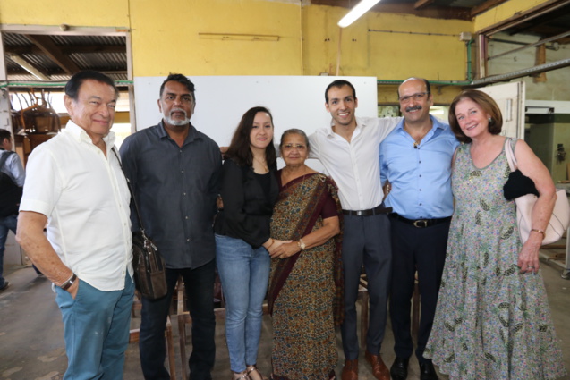 La famille Kalidas avec Jean-Noël L’ébénisterie Vencatachellum, et Eugène et Jacqueline Smadja La famille Kalidas avec Jean-Noël L’ébénisterie Vencatachellum, et Eugène et Jacqueline Smadja