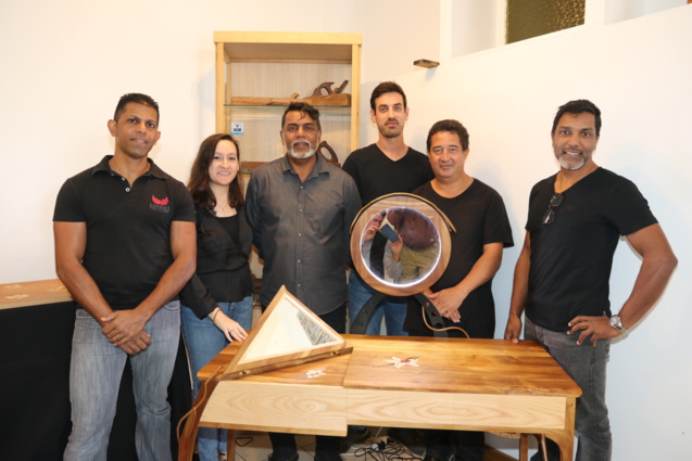 Pouja Kalidas et l'équipe de l'ébénisterie Vencatachellum devant le meuble créé Pouja Kalidas et l'équipe de l'ébénisterie Vencatachellum devant le meuble créé
