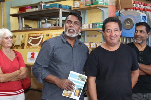 Jean-Noël et Stéphane Vencatachellum encadrent jean-Paul Séry, le plus ancien de l'ébénisterie Jean-Noël et Stéphane Vencatachellum encadrent jean-Paul Séry, le plus ancien de l'ébénisterie