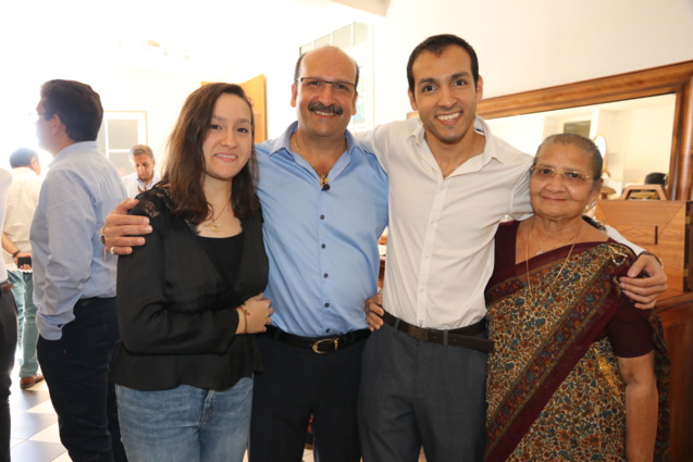 Krishan Kalidas avec sa fille Pouja, son fils Raj, et sa mère