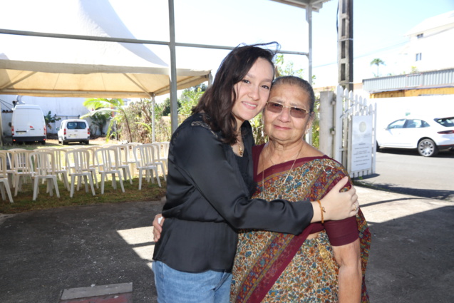 Pouja et sa grand-mère Pouja et sa grand-mère