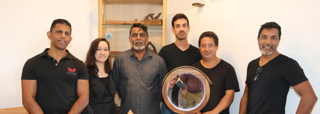 Pouja Kalidas et l’ébénisterie Vencatachellum ont créé «Mademoiselle V» Pouja Kalidas et l’ébénisterie Vencatachellum ont créé «Mademoiselle V»