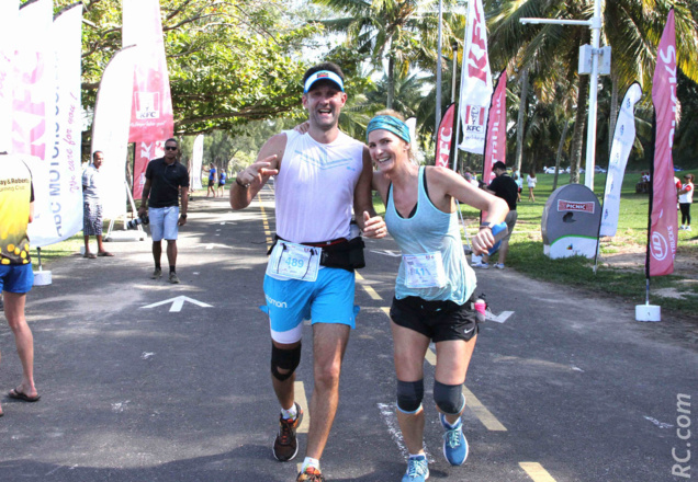 Pierre et Aude Thibault, bras-dessus, bras-dessous, comme d'hab'... Leur temps sur le marathon: 4h 23' 24''. Aude est 4ème sur le marathon... médaille de chocolat!