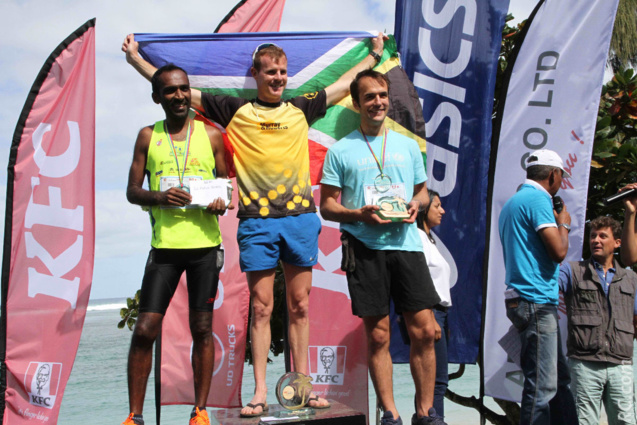 Les trois premiers du marathon: Karel Burger, Harris Khelawon et Alexander Stonor