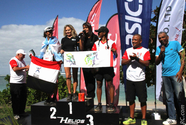 Marlène Chane See Chu sur la plus haute du podium des 10 km pour son anniversaire, avec les félicitations de Stéphanie qui  officiait auparavant à la MBC