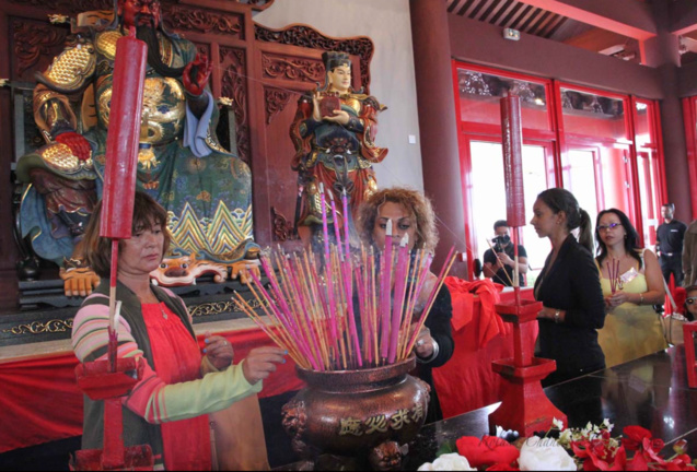 Tous les deux ans, une grande fête est organisée dans notre île Tous les deux ans, une grande fête est organisée dans notre île