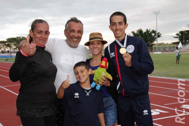Jérémy Hubert, médaille d'or à la perche, félicité par sa famille