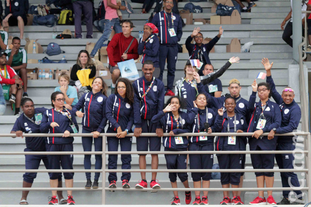 Quand on n'est pas sur la piste, dans les gradins, on soutient fortement les coéquipiers à pied d'oeuvre. Quand on n'est pas sur la piste, dans les gradins, on soutient fortement les coéquipiers à pied d'oeuvre.