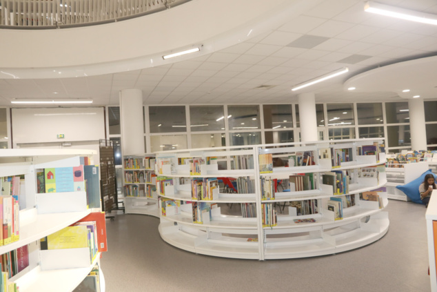 Inauguration à Saint-Denis de la Médiathèque François Mitterrand rénovée 