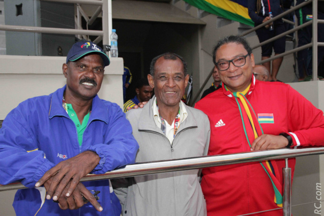 Rama chargé de la zone mixte au stade de Bambou, Vivian Gungaram, le Monsieur Athlétisme de l'île sœur et StéphanToussaint, Ministre des Sports à Maurice