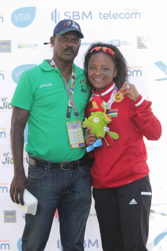 Prisca Manikion médaillée d'or à la marche, félicitée par Rama, qui a porté les couleurs mauriciennes lorsqu'il était plus jeune