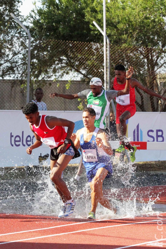 La rivière du 3000 steeple... Bertrand Eclapier a mouillé son maillot
