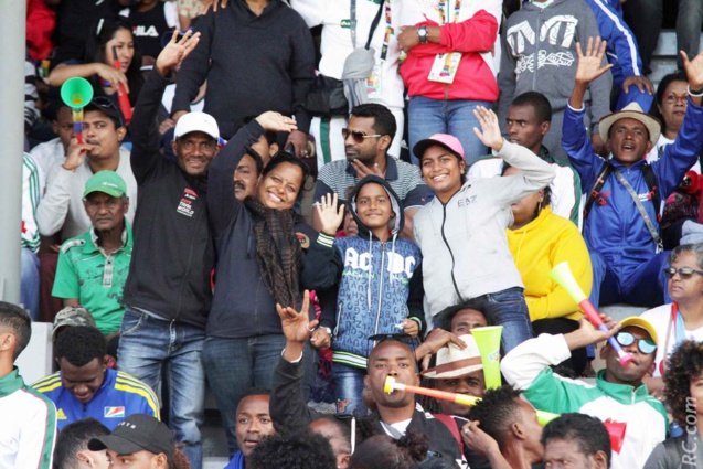 Le champion de trail Vishal Itto et les siens dans la tribune du stade Bambou Le champion de trail Vishal Itto et les siens dans la tribune du stade Bambou