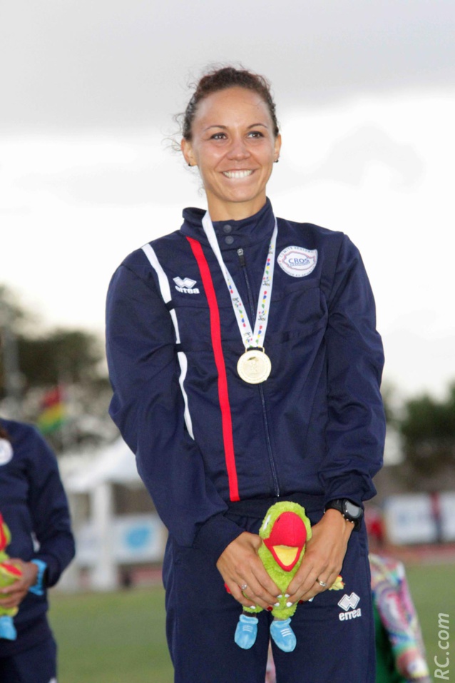 Emma Métro se pince les lèvres comme pour goûter ces instants de bonheur intense Emma Métro se pince les lèvres comme pour goûter ces instants de bonheur intense