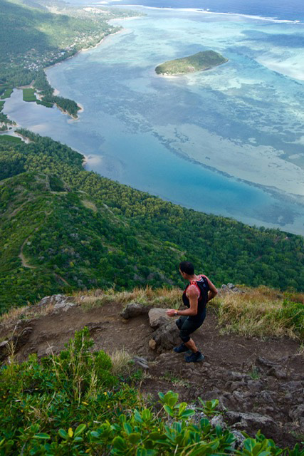 Une magnifique vue sur l'océan pour cet aventurier des temps modernes