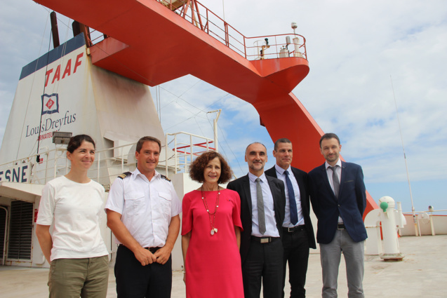 Aurélie DUPONT, chef de district de Crozet, le commandant du Marion Dufresne, velyne DECORPS, préfète administratrice supérieure des TAAF, Jean-Charles MEGIAS, chef de district de Saint-Paul et Amsterdam, Stéphane DEFRANOUX, chef de district de Kerguelen, et Régis GLIERE, chef de district de Terre Adélie