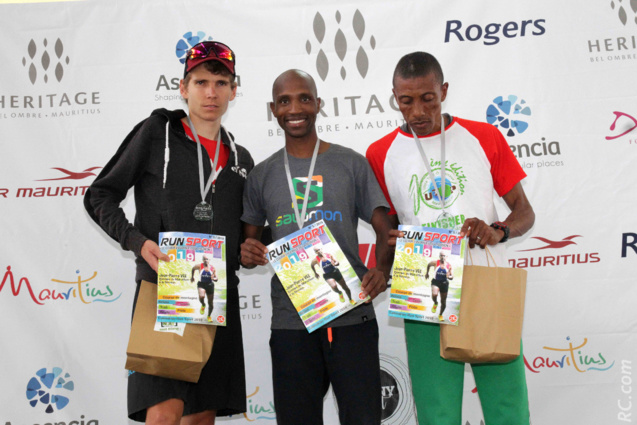 Le podium des seniors sur les 53 km : Léo Rogaume (3ème) , Thabang Madiba (1er) et Olivier Roalison Le podium des seniors sur les 53 km : Léo Rogaume (3ème) , Thabang Madiba (1er) et Olivier Roalison