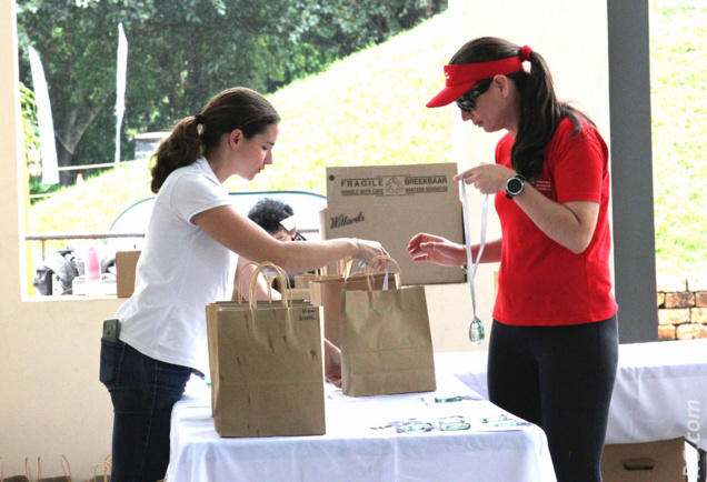 Céline Desveaux et son assistante à la table des récompenses Céline Desveaux et son assistante à la table des récompenses