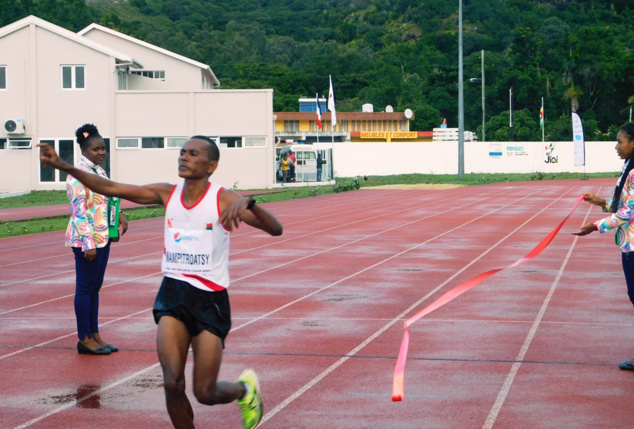 L'arrivée du Malgache Mampitroasy, vainqueur du semi-marathon