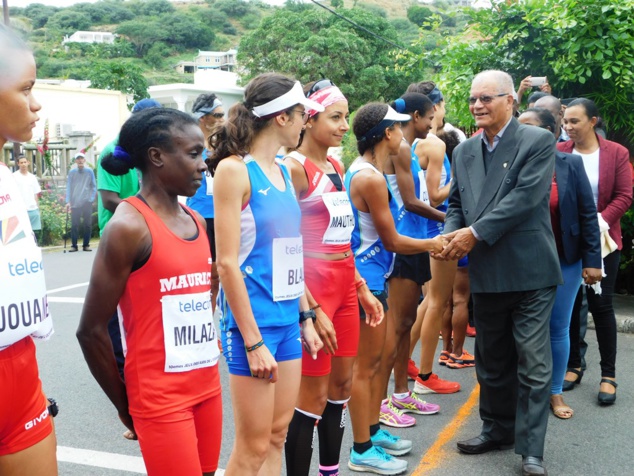 Le chef commissaire Serge Clair salue les participants