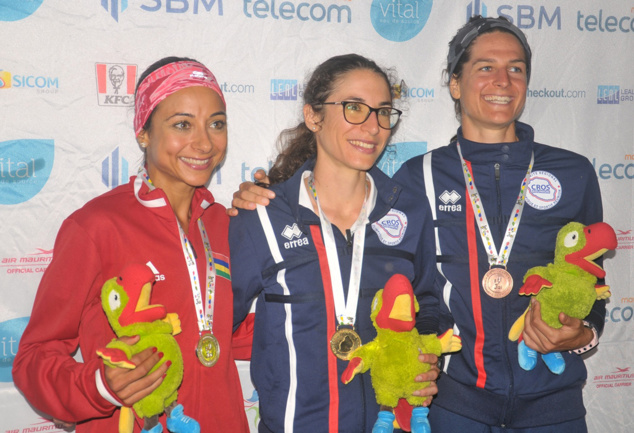 Le podium féminin: Katie Mauthoor (2ème), Garance Blaut (1ère) et Camille Bruyas (3ème)