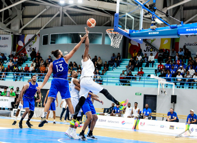 Des duels serrés au basket Des duels serrés au basket