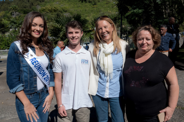 Morgane Lebon, Raphaël Louvigny, Véronique Lagourgue, présidente du comité régional de canoë-kayak,et la maman de Raphaël