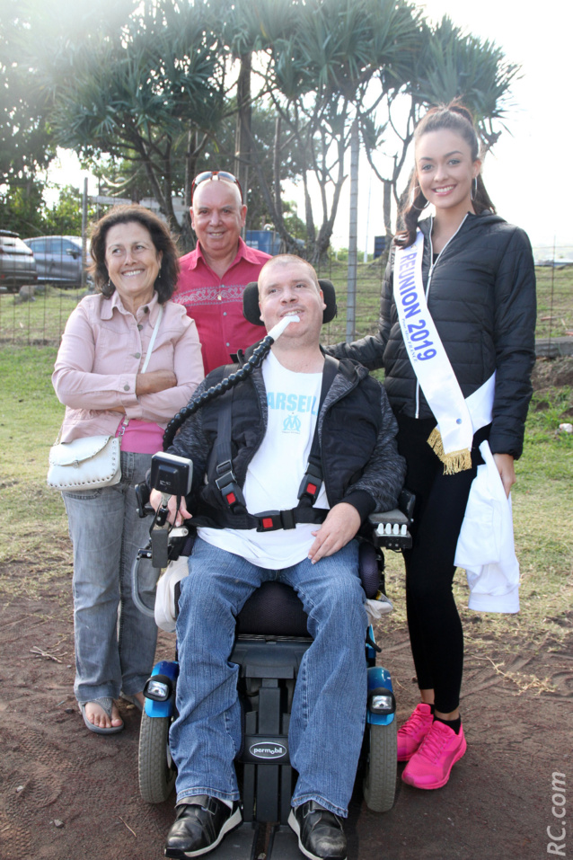 Grégory, ici avec ses parents, a offert un tee-shirt à Morgane Grégory, ici avec ses parents, a offert un tee-shirt à Morgane