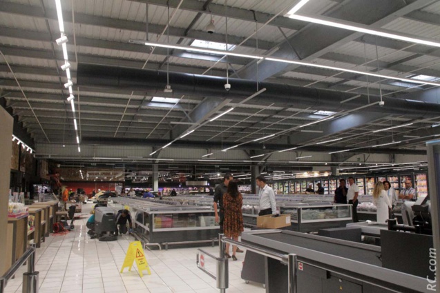 Un hypermarché d’une surface de vente de 4 500 m2 Un hypermarché d’une surface de vente de 4 500 m2